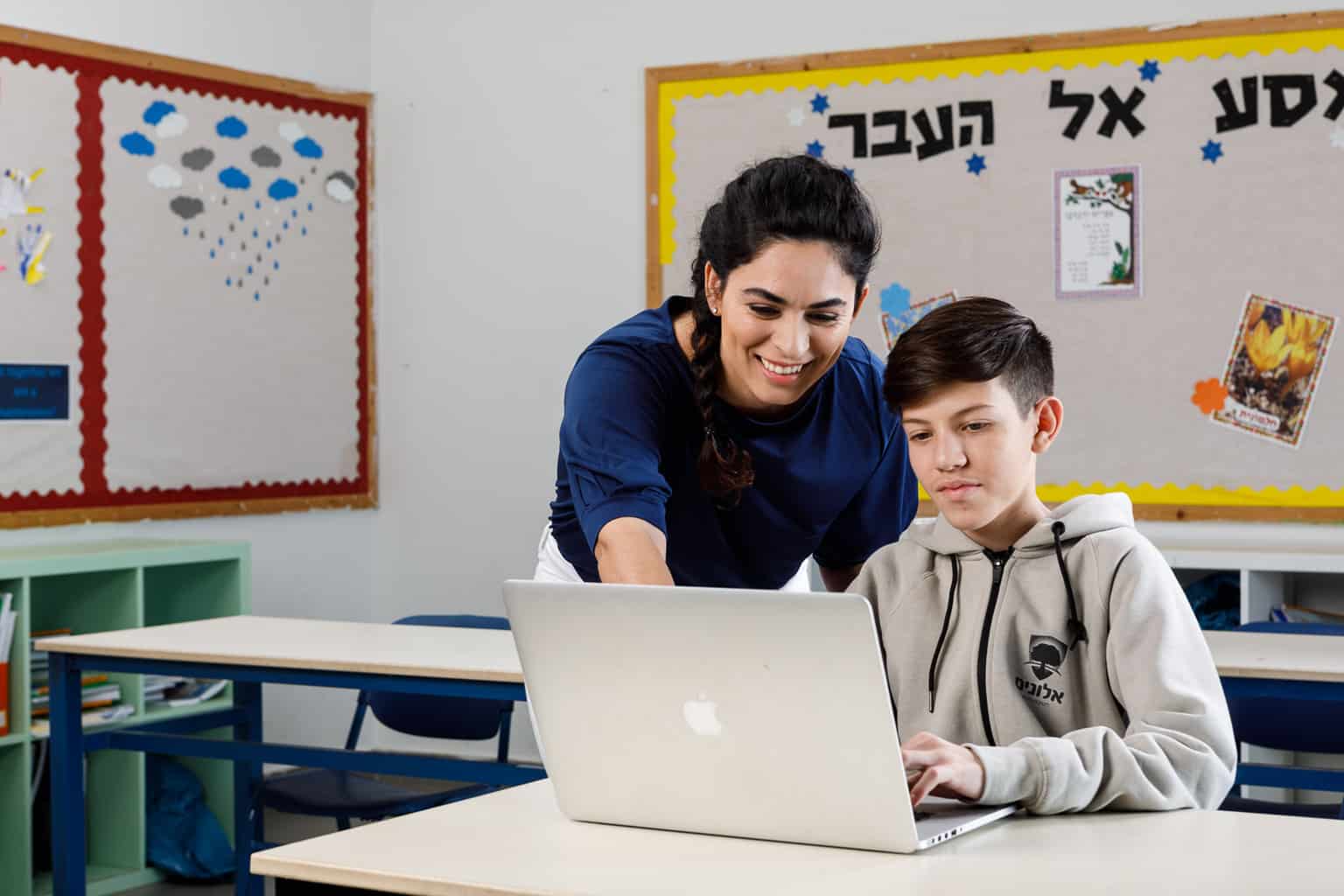 כיצד ניתן להתמודד עם חרם חברתי ובריונות של בני נוער בבית הספר ומה תפקידו של המורה החדש בעידן הנוכחי